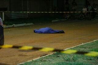 Homem é morto com tiro no rosto em praça do Parque do Sol Homem é morto com tiro no rosto em praça do Parque do Sol