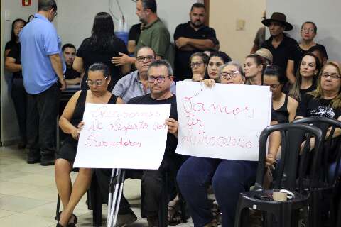 Servidores lotam C&acirc;mara em protesto contra suspens&atilde;o de plano de carreira 