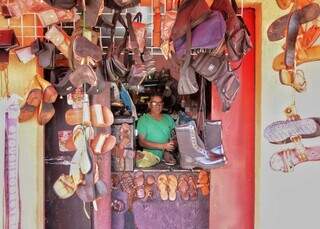 No cub&iacute;culo de Luiz, h&aacute; sapatos de clientes esquecidos h&aacute; 30 anos