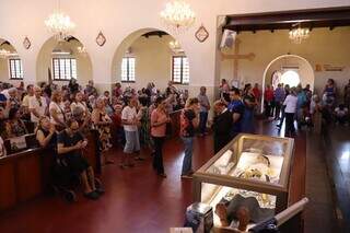 Fi&eacute;is madrugam para ver r&eacute;plica do corpo de S&atilde;o Vicente de Paulo em Campo Grande