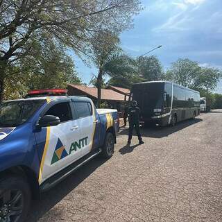 Frota clandestina de ônibus abastece o tráfico e revela o vácuo da fiscalização Frota clandestina de ônibus abastece o tráfico e revela o vácuo da fiscalização