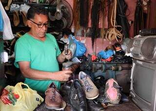 No cub&iacute;culo de Luiz, h&aacute; sapatos de clientes esquecidos h&aacute; 30 anos