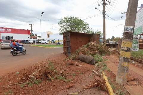 Caminh&atilde;o tomba e deixa rastro de entulhos na rotat&oacute;ria da Spipe Calarge