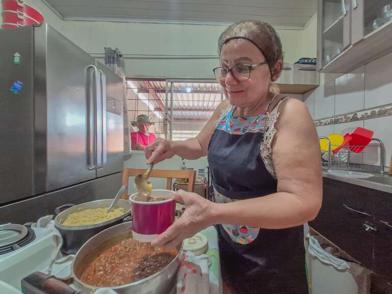 Na garagem colorida de Nilzete, quentinha salvou dona e vizinhos