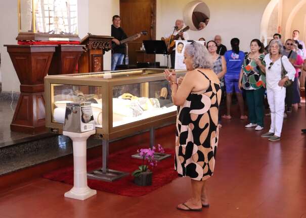 Fiéis madrugam para ver réplica do corpo de São Vicente de Paulo em Campo Grande