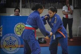 Projeto no Santo Antônio inspira disciplina, revela atletas e aproxima famílias Projeto no Santo Antônio inspira disciplina, revela atletas e aproxima famílias