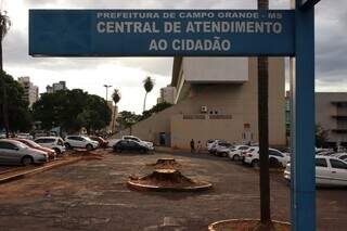 Árvores que faziam sombra em estacionamento da Central do Cidadão são removidas Árvores que faziam sombra em estacionamento da Central do Cidadão são removidas