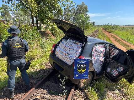 Motorista foge ap&oacute;s ficar preso em trilhos e PM encontra R$ 105 mil em cigarros
