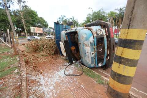 Caminh&atilde;o tomba e deixa rastro de entulhos na rotat&oacute;ria da Spipe Calarge