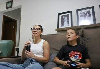 Mães se unem para vigiar crianças e reduzir tempo de tela em jogos online Mães se unem para vigiar crianças e reduzir tempo de tela em jogos online
