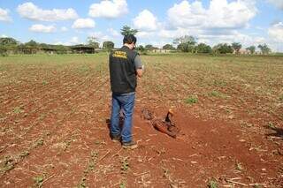 Encontrado enterrado em cova rasa, homem foi morto a golpes de machadinha 