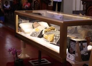 Fi&eacute;is madrugam para ver r&eacute;plica do corpo de S&atilde;o Vicente de Paulo em Campo Grande