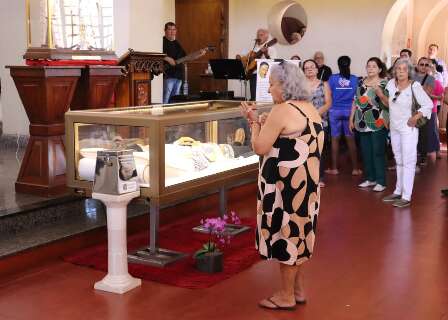 Fi&eacute;is madrugam para ver r&eacute;plica do corpo de S&atilde;o Vicente de Paulo em Campo Grande