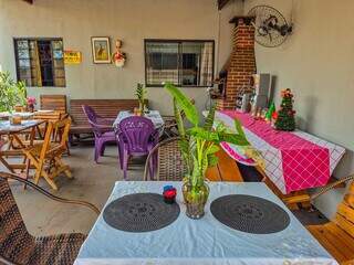 Garagem colorida serve quentinha que salvou a dona e os vizinhos Garagem colorida serve quentinha que salvou a dona e os vizinhos