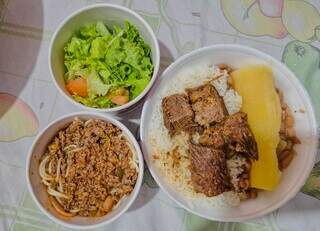 Garagem colorida serve quentinha que salvou a dona e os vizinhos Garagem colorida serve quentinha que salvou a dona e os vizinhos