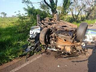 Militar morre ap&oacute;s viatura bater em carreta e capotar na MS-295