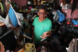 No cub&iacute;culo de Luiz, h&aacute; sapatos de clientes esquecidos h&aacute; 30 anos