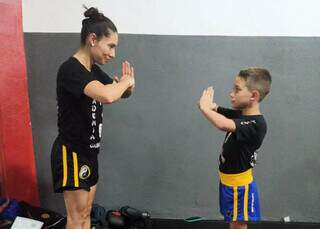 Mães se unem para vigiar crianças e reduzir tempo de tela em jogos online Mães se unem para vigiar crianças e reduzir tempo de tela em jogos online