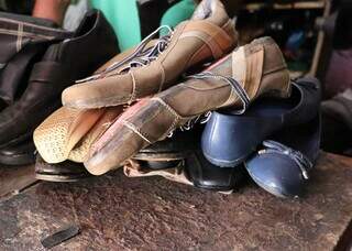 No cub&iacute;culo de Luiz, h&aacute; sapatos de clientes esquecidos h&aacute; 30 anos