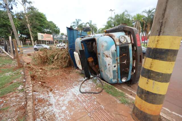 Caminh&atilde;o tomba e deixa rastro de entulhos na rotat&oacute;ria da Spipe Calarge