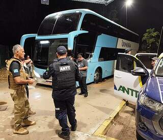 Frota clandestina de ônibus abastece o tráfico e revela o vácuo da fiscalização Frota clandestina de ônibus abastece o tráfico e revela o vácuo da fiscalização
