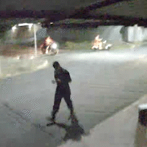 V&iacute;deos mostram vai-e-vem de suspeito de matar 3 antes de casa ser incendiada