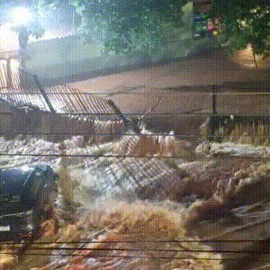 Temporal arrasta carros e derruba grade de pra&ccedil;a no Itanhang&aacute;