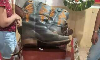 Colegas prestam última homenagem a adolescente morto com mãe e avó em Rochedo Colegas prestam última homenagem a adolescente morto com mãe e avó em Rochedo