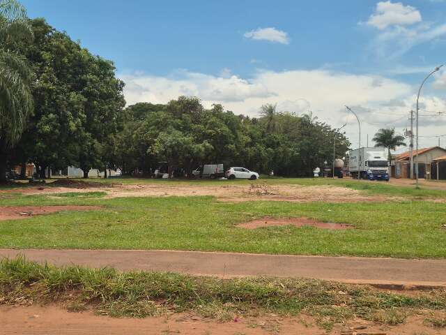 MP aponta tr&ecirc;s irregularidades e contesta venda de pra&ccedil;a p&uacute;blica