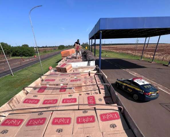 Caminhoneiro &eacute; preso levando 40 mil pacotes de cigarro para a Capital
