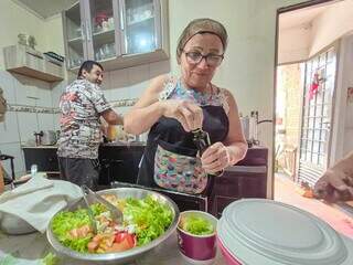 Garagem colorida serve quentinha que salvou a dona e os vizinhos Garagem colorida serve quentinha que salvou a dona e os vizinhos