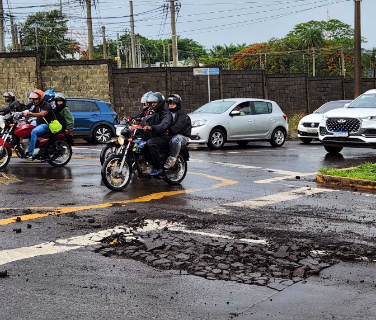 Chuva de 94 mm com ventos de 45 km/h derrubou &aacute;rvores e destruiu asfalto