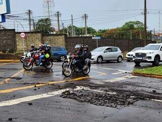 Chuva de 94 mm com ventos de 45 km/h derrubou &aacute;rvores e destruiu asfalto