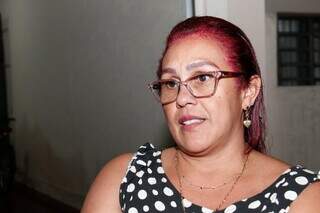 Enxurrada invade casas e moradores erguem barreira de terra no Oct&aacute;vio P&eacute;cora