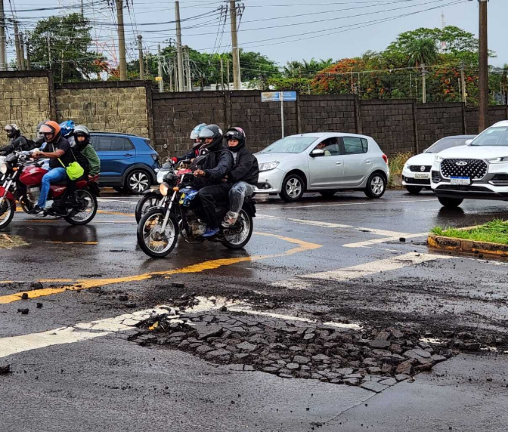 Chuva de 94 mm com ventos de 45 km/h derrubou árvores e destruiu asfalto