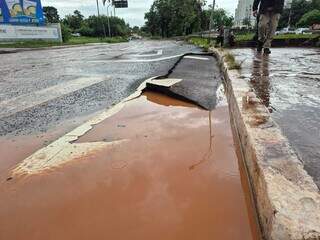 Chuva de 94 mm com ventos de 45 km/h derrubou &aacute;rvores e destruiu asfalto