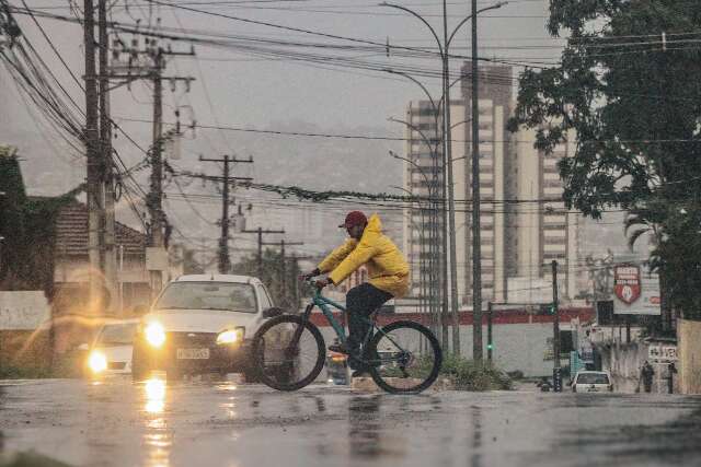 Sob alerta de tempestade, Campo Grande amanhece com chuva