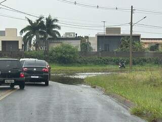 Chuva de 94 mm com ventos de 45 km/h derrubou &aacute;rvores e destruiu asfalto