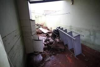 Ca&ccedil;amba bloqueia curso da enxurrada e for&ccedil;a da &aacute;gua estoura muros