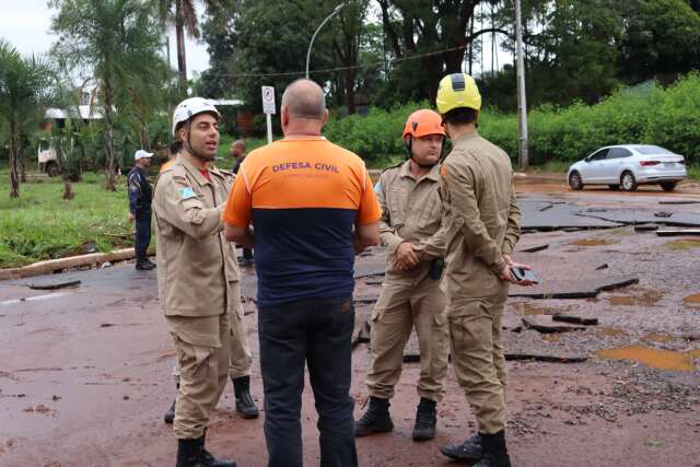 Bombeiros e Defesa Civil alertam para risco de atravessar &aacute;reas alagadas