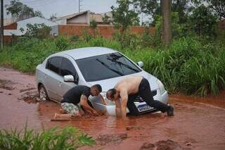 Carro cai em vala no Noroeste e &eacute; resgatado com retroescavadeira