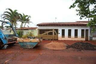 Ca&ccedil;amba bloqueia curso da enxurrada e for&ccedil;a da &aacute;gua estoura muros