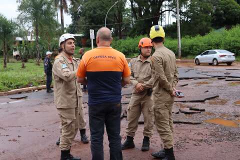 Bombeiros e Defesa Civil alertam para risco de atravessar &aacute;reas alagadas