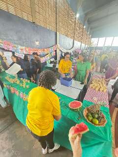 Fruta no lugar do salgadinho: projeto transforma lanche e rotina de alunos