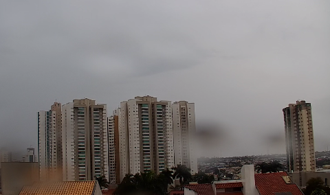 Sob alerta de tempestade, Campo Grande amanhece com chuva