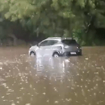 C&oacute;rrego transbordou e deixou carro preso na Avenida Capibaribe