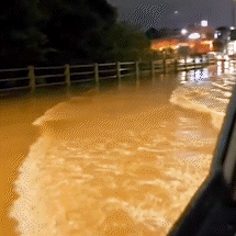 Ap&oacute;s nova obra e limpeza, Lago do Amor transbordou e inundou avenida