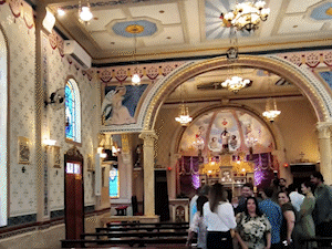 Enquanto uns mostram os bares, jovens fazem tour nas igrejas da cidade