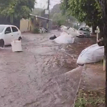 Chuva forte transforma ruas de Campo Grande em rios em quest&atilde;o de minutos