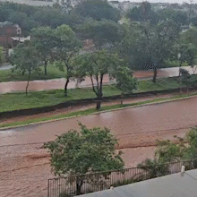 C&oacute;rrego transborda de novo e Avenida Ernesto Geisel alaga em minutos